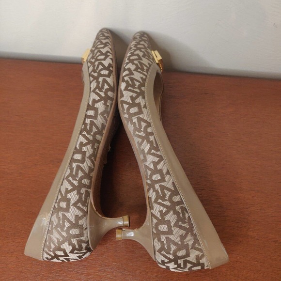 DKNY Women's Shoes Pumps Low Heel Brown Logo Gold Accent Size 8. - Picture 5 of 7
